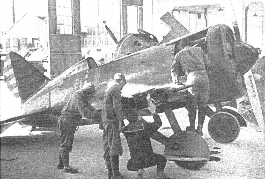 Ingenieros aeronáuticos del Ejército Imperial Japonés inspeccionan un I-16 capturado al Ejército Nacional Revolucionario de China durante la Batalla de Nankín en 1937