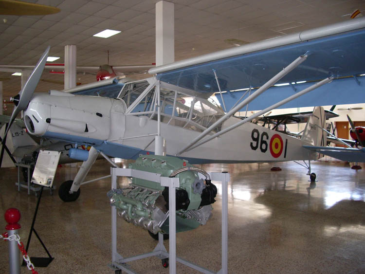 Fieseler Fi-156C-2 Storch Nº de Serie 110062 está en exhibición en el Museo del Aire de Cuatro Vientos en Madrid, España