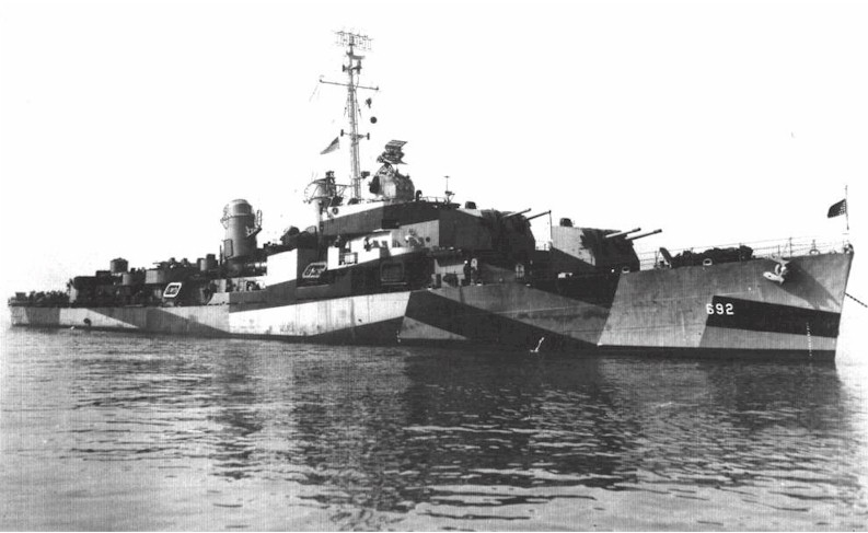 Vista del USS Allen M. Sumner DD-692 con camuflaje, el 1 de mayo de 1944