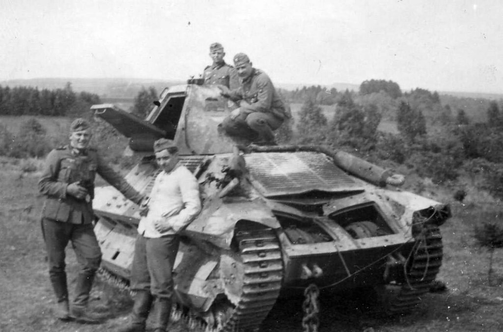 Soldados alemanes posando junto a un tanque FCM 36