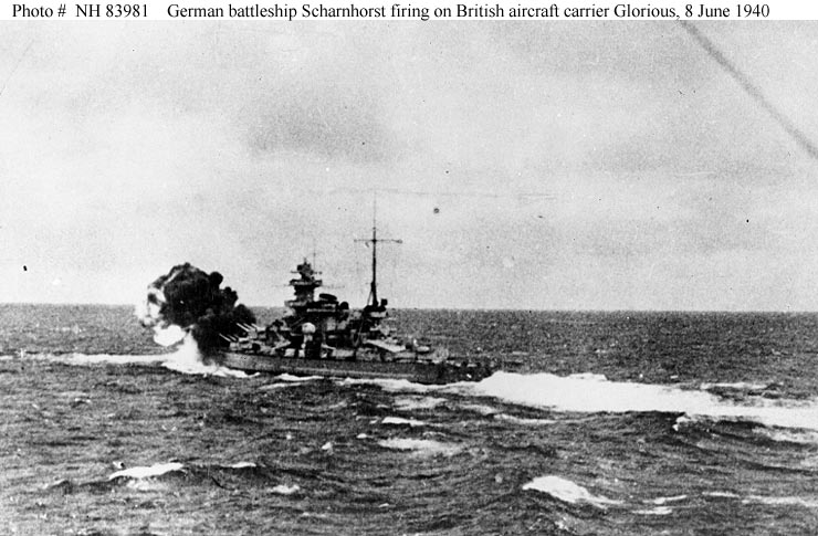 DKM Scharnhorst disparando contra el portaaviones británico Glorious, 8 junio de 1940
