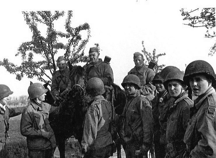 Tropas estadounidenses de la 69ª División de Infantería rodean a soldados soviéticos a caballo. Los soviéticos seguían utilizando extensivamente tracción animal incluso en periodos tan avanzados de la guerra