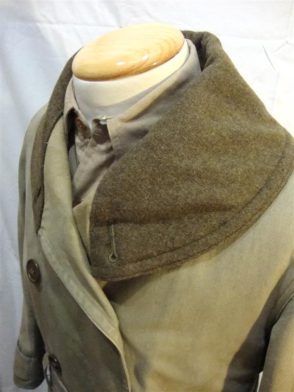 Primer modelo de Mackinaw. Estaba dotado de cinturón y las solapas estaban forradas de lana