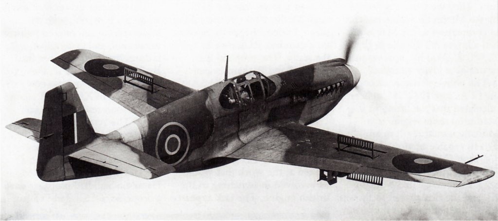 Un A-36A de la RAF, se aprecia los frenos de picado desplegados bajo las alas y las bombas montadas