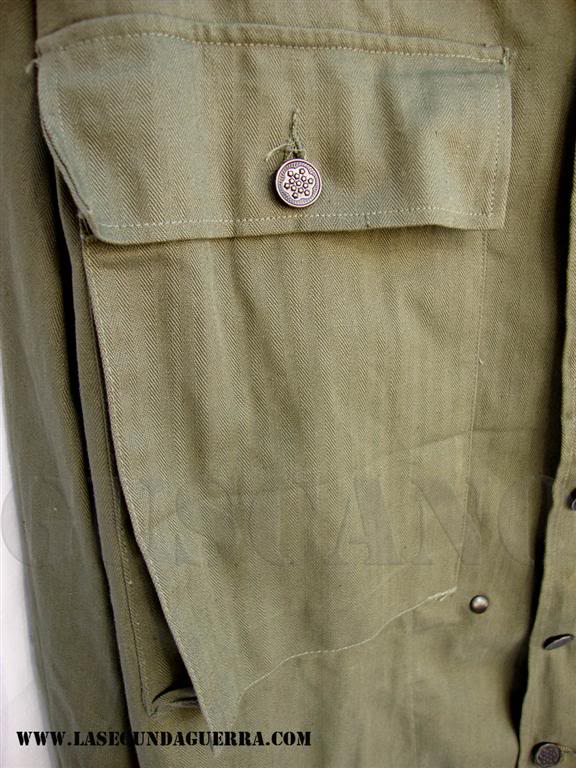Camisa de la tercera especificación, denominada por los coleccionistas M-1943. El tono de verde es notablemente mas oscuro que en los modelos anteriores