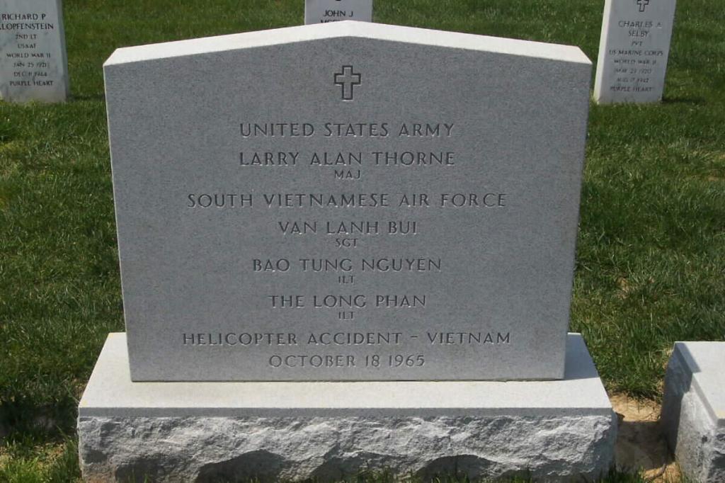 Tumba de Törni en en el Cementerio Nacional de Arlington