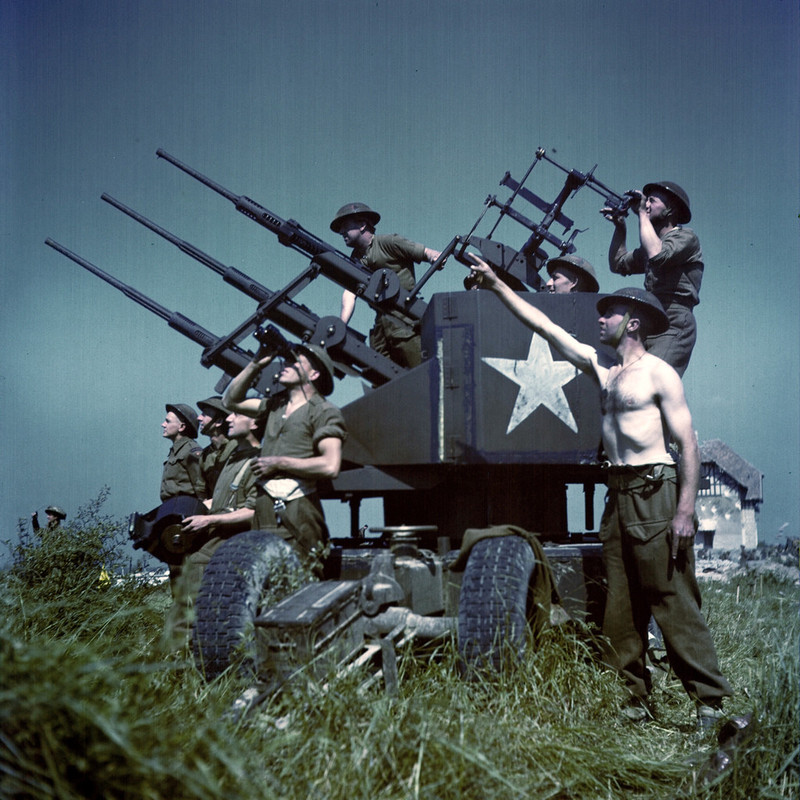Soldados de una unidad de artillería antiaérea posan para un fotógrafo de guerra cerca de la Playa de Juno, Francia