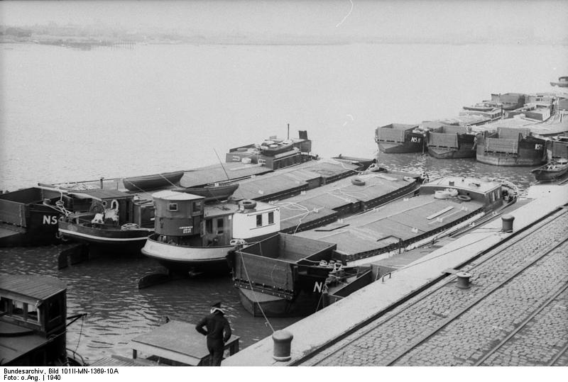 Preparación de barcazas para la invasión en el Puerto de Wilhelmshaven
