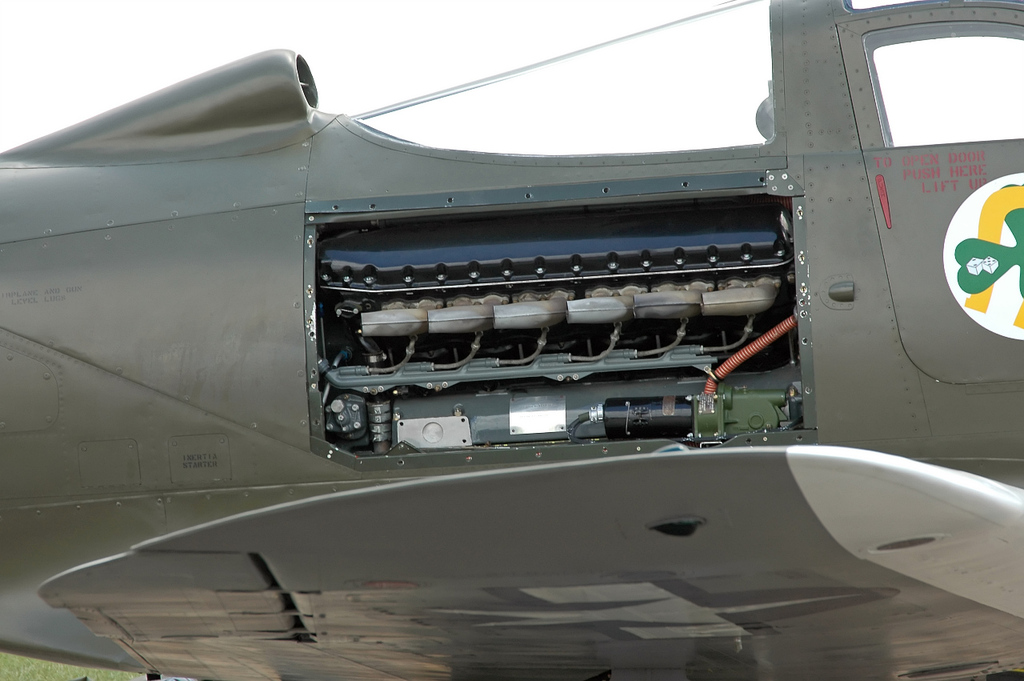 Vista de un P-39 con una de las puertas abiertas que da acceso al Motor, que se encuentra detrás del piloto