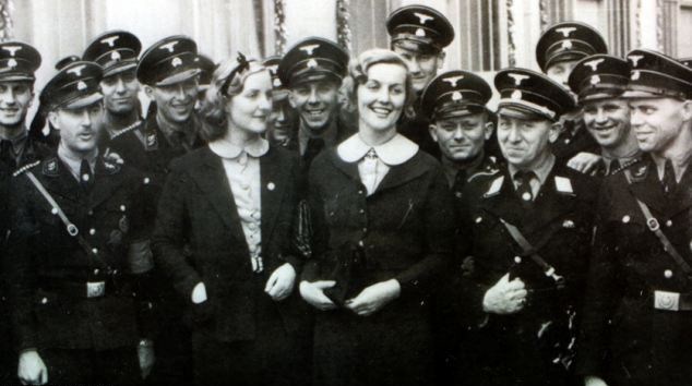 Unity y Diana posan, como estrellas de cine, rodeadas de miembros de la SS en 1937
