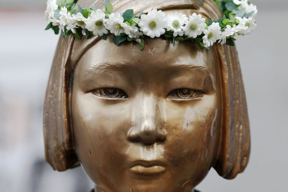 Una estatua en homenaje a las mujeres de relax luce una corona de flores puesta por una persona anónima durante la protesta semanal que cada miércoles se realiza frente a la embajada de Japón en Seúl, la capital de Corea del Sur, para reclamar una disculpa y una indemnización a las víctimas por parte del Gobierno nipón