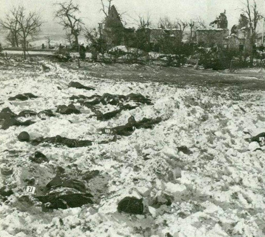 En las cercanías de Malmédy yacen en la nieve los cuerpos de los soldados norteamericanos muertos, la tarde del 17 de diciembre de 1944, por una unidad perteneciente a la División Acorazada de Peiper