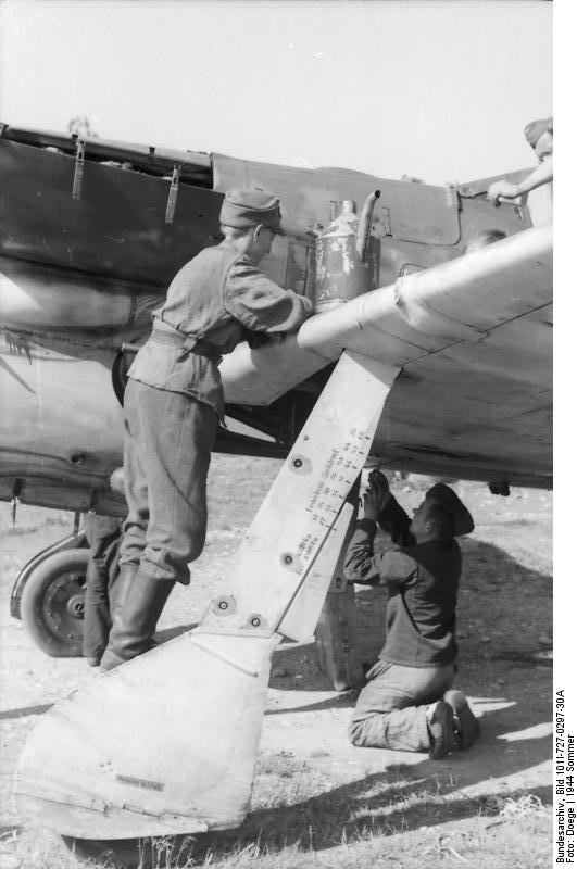 Mantenimiento de un aviÃ³n de combate Focke-Wulf Fw 190 por soldados finlandeses en la UnisÃ³n SoviÃ©tica durante el verano de 1944