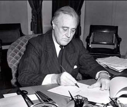 Roosevelt firma la ley de Préstamo y Arriendo. 11 de marzo de 1941