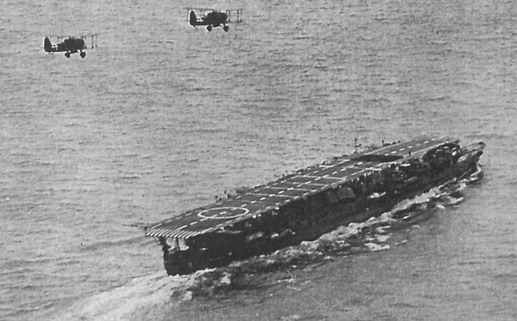 Dos Aichi D1A2 sobrevolando el portaaviones IJN Ryujo en operaciones durante la Segunda guerra sino-japonesa