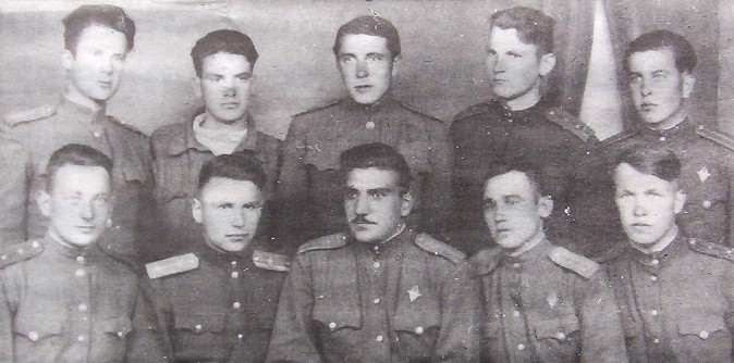 Lavín, segundo por la izquierda de la fila superior, posa con la 1ª escuadrilla del 826º Regimiento de Caza