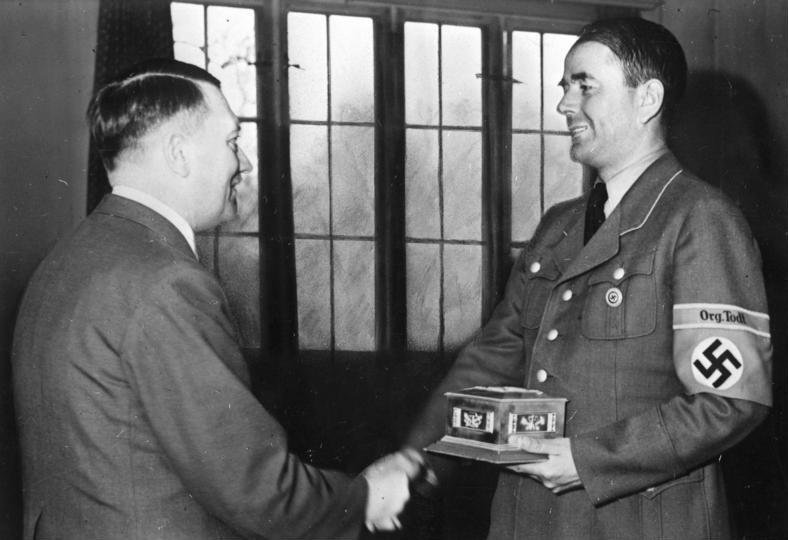 Speer, derecha, galardonado con el anillo de la Organización Todt por Hitler, mayo de 1943