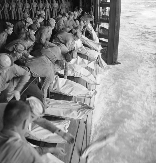 Entierro de las victimas producidas por un Kamikaze en el USS Intrepid, el 25 de noviembre de 1944