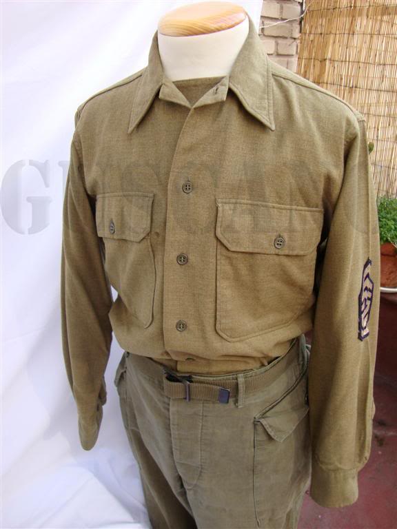 Bajo la chaqueta, el soldado lleva la camisa de tropa, Shirt, Flannel, OD, Coat Style