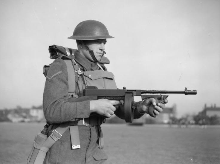Cabo del ejército británico armado con un Thompson M1928A1, con cargador de tambor, el 25 de Noviembre de 1940