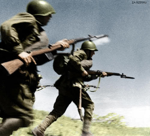 Estos soldados soviéticos cargan a la bayoneta contra el enemigo usando sus fusiles SVT-40 como empuñadura en 1941