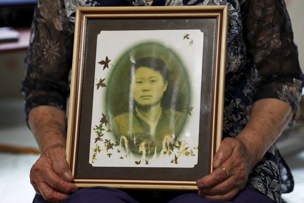 Lee Ok-sun muestra una antigua fotografía de sí misma en su habitación. Lee, que nació en 1927 en Busan, fue secuestrada por varios soldados japoneses durante la Segunda Guerra Mundial. La foto enmarcada es del año 1947, dos años después de que los nipones se rindieran, que es cuando ella pidió la nacionalidad china. Tras la rendición, no regresó a su aldea natal porque se avergonzaba de haber sido una mujer de solaz. Lee vivió en China hasta 2001, este año regresó a casa