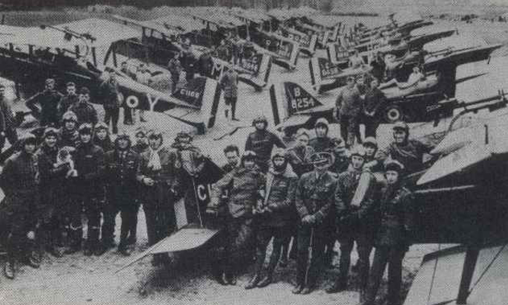 El 1er Escuadrón se toma un respiro entre patrullas y alinea sus aviones S.E.5a para posar para una fotografía oficial. Ello sucedió en Clairmarais en julio de 1918