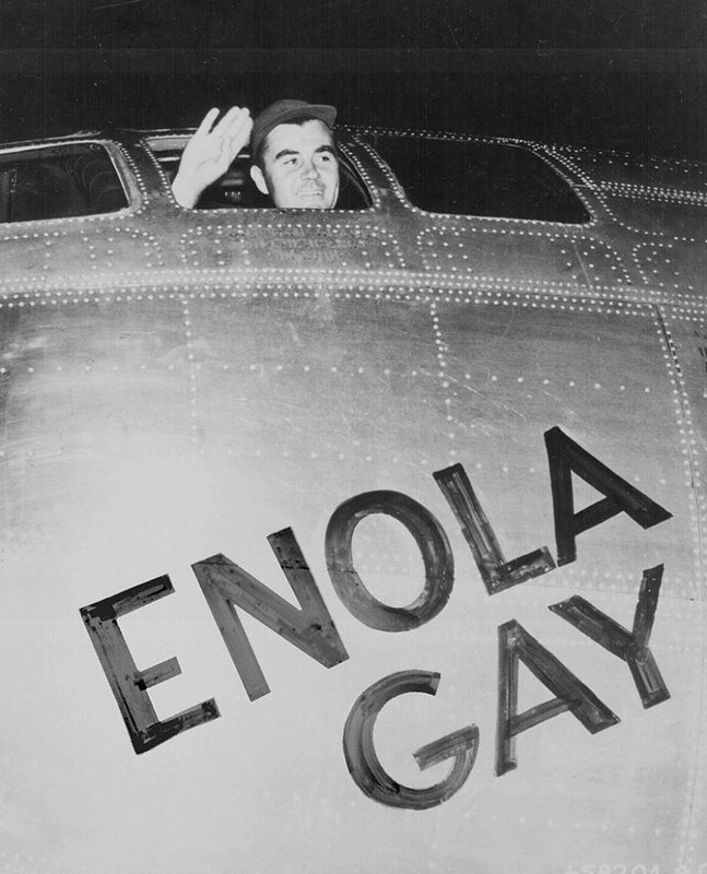 Paul Tibbets en la cabina del Enola Gay, poco antes de despegar hacia Hiroshima