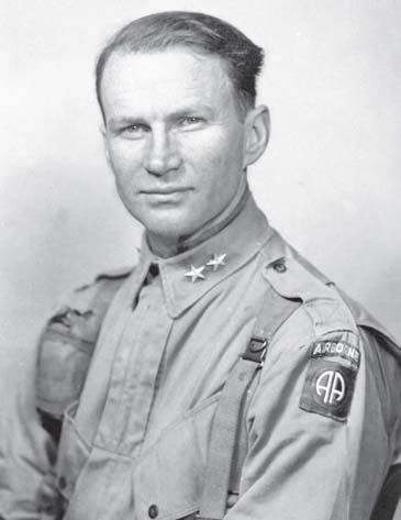 General de Brigada James Gavin jefe de la 82ª División Paracaidista