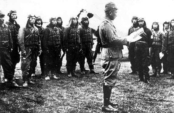 Imagen del Vicealmirante Onishi en el momento en que se dirige a algunos voluntarios kamikazes. Onishi luego se practicaría el harakiri