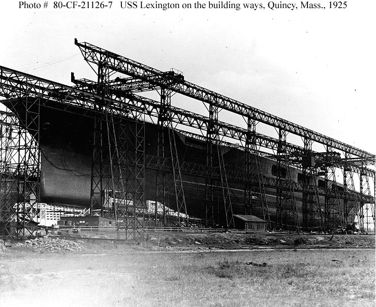 El Lexington sobre las plataforma de construcción del Astillero Fore River Shipyard, Quincy, Massachusetts, poco antes de su puesta en marcha, hacia finales de septiembre o principios de octubre de 1925