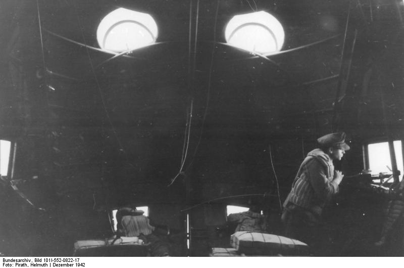 Norte de África, Túnez.- Artillero derecho con MG de un Messerschmitt Me 323 Gigant, diciembre de 1942