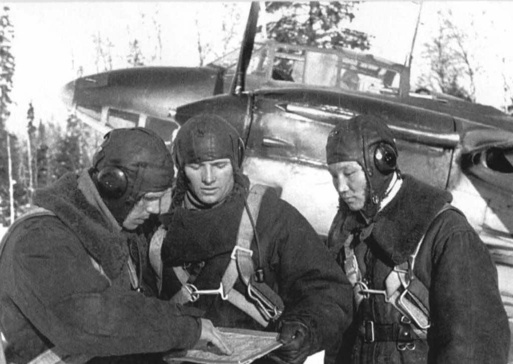 Tripulación de un Pe-2 consultando unos mapas, perteneciente al 128th BBAP, el 15 de enero de 1942