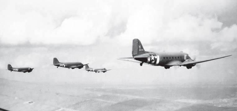 Aviones americanos C-47 se dirigen hacia holanda llevando a miembros de la 504th PIR