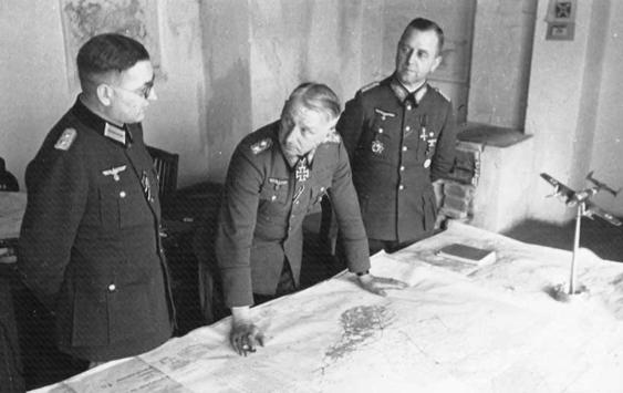 Manstein reunido con Theodor Busse y Otto Wöhler en Crimea