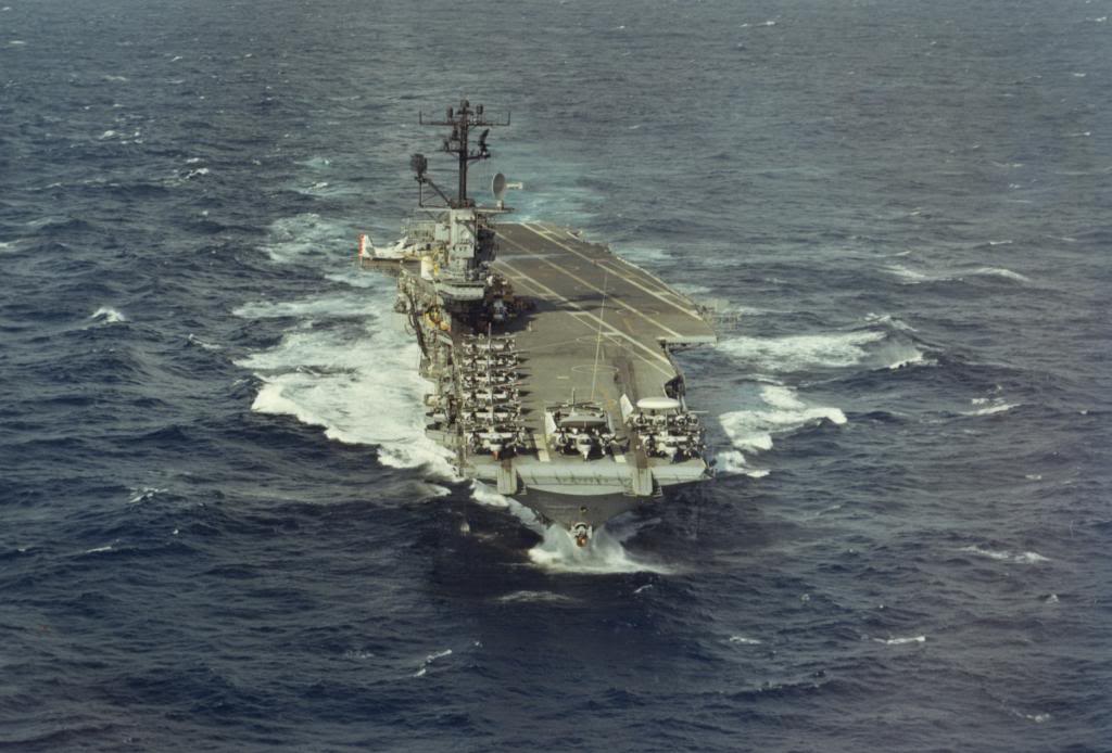 El USS Intrepid CVS-11 en el Mar Mediterráneo, en los años 70