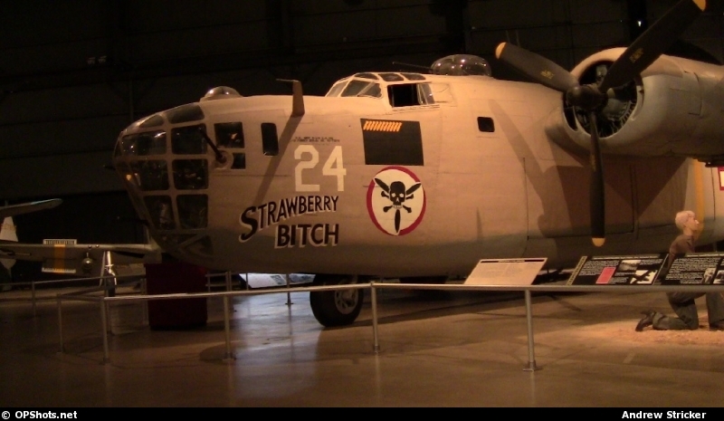Consolidated B-24D-160CO Liberator Nº de Serie 42-72843 24V Strawberry Bitch está en exhibición en el National Museum of the USAF en Dayton, Ohio