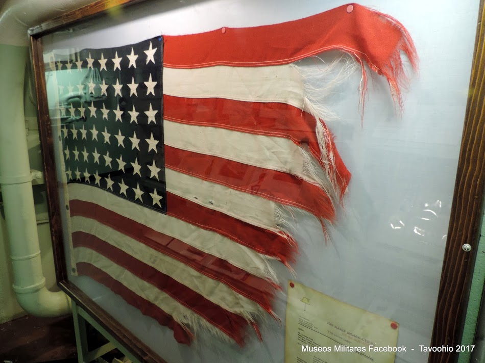 Bandera izada en el USS Makin Island