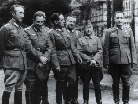 El General Muñoz Grandes y sus seis Coroneles en Grafenwöhr. El coronel Rodrigo, a la derecha del general, luce su Cruz Laureada, la condecoración más prestigiosa española. Era el segundo al mando de Muñoz Grandes. Comandaban los tres regimientos de infantería, el de artillería y el personal de estado mayor