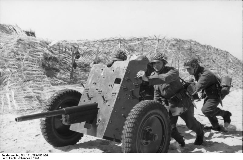 Soldados colocan un 3.7 cm Pak en una playa del norte de Francia en 1944