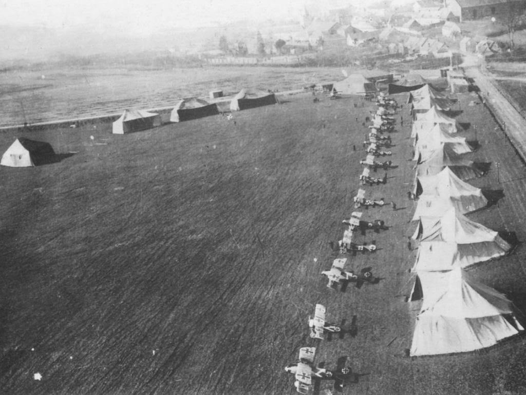 Albatros D.V. y Fokker Triplanos pertenecientes al Jasta 12 en Marzo 1918