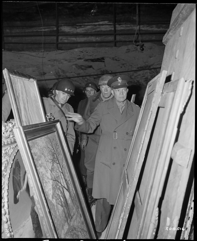 Los generales Bradley, Patton y Eisenhower examinan obras de arte robadas por los nazis en varios países de Europa que fueron encontradas junto a otros tesoros en una mina de sal en Alemania en una foto tomada el 12 de abril de 1945