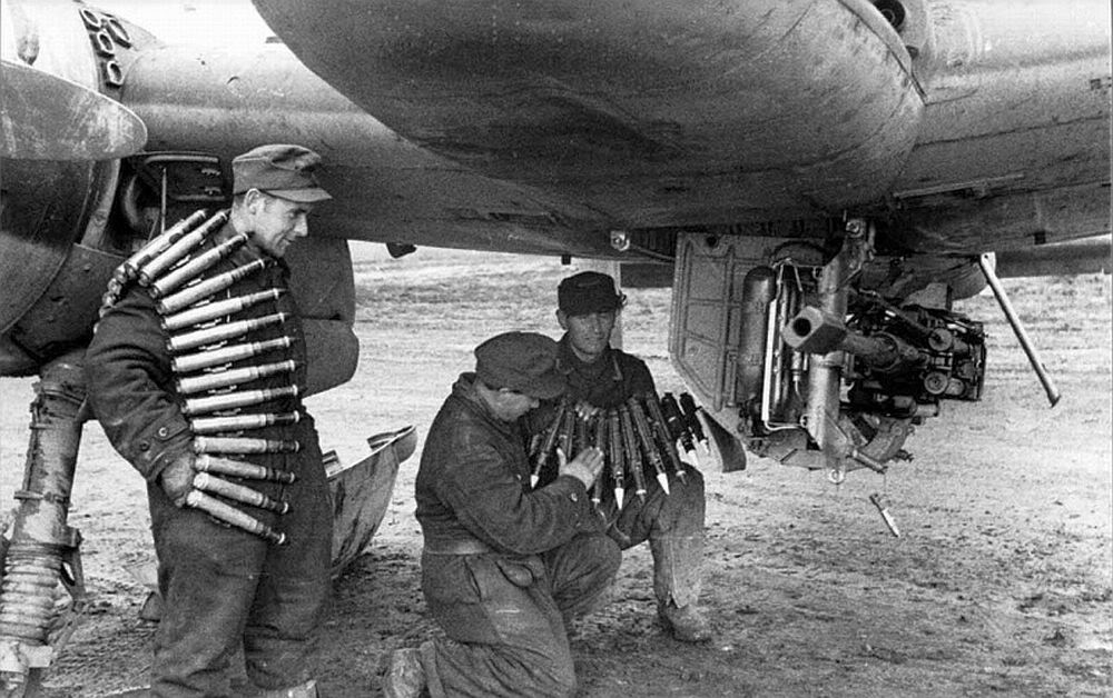 Armeros de la Luftwaffe reponen munición para el cañón de 30mm de un Henschel 129 Panzerknacker