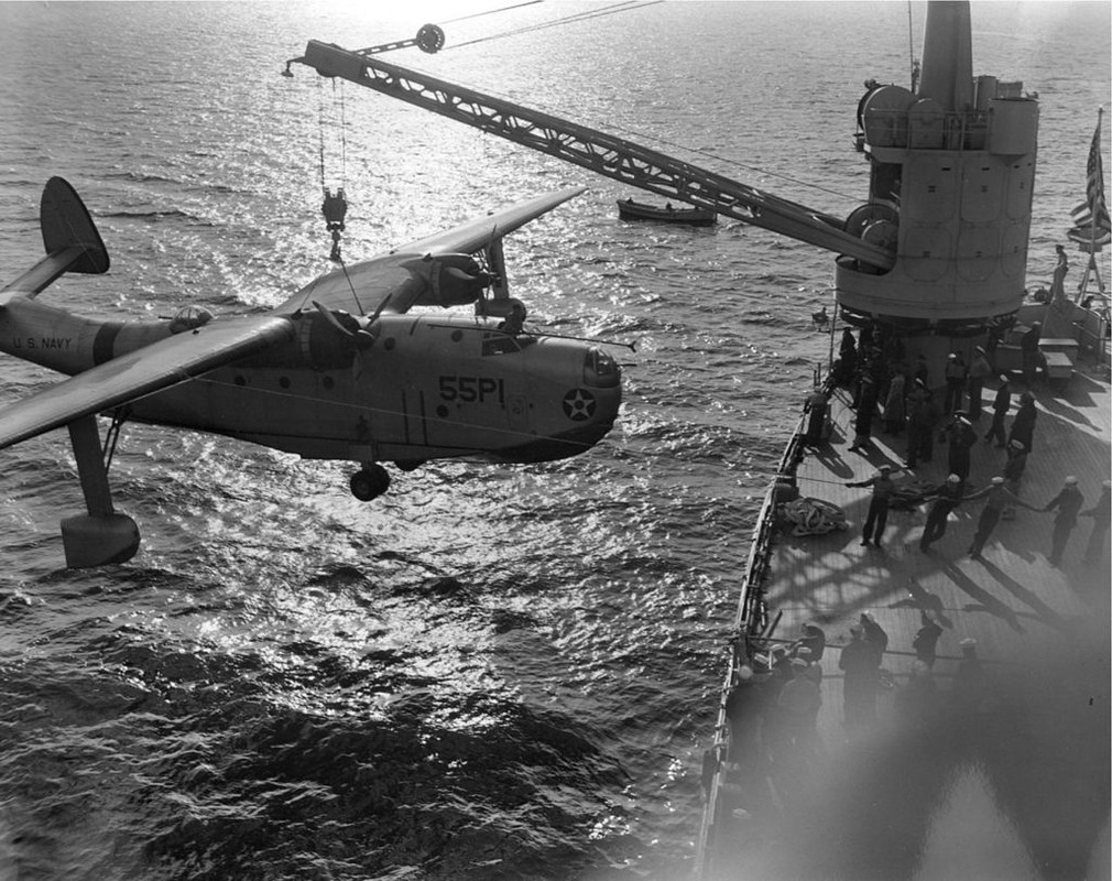 Un Martin PBM-1 Mariner izado al USS Albemarle AV-5