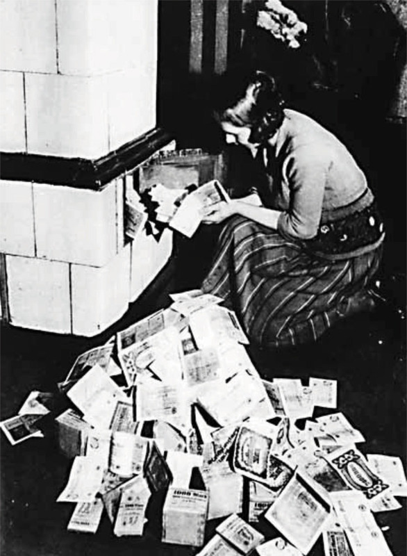 Ama de Casa Alemana quemando billetes en 1923