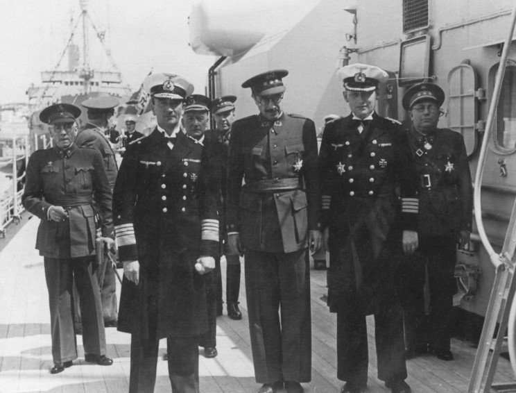 Almirante Hermann Boehm, General Juan Luis Beigbeder Atienza y Kapitän zur See Hans W. Langsdorff a bordo del DKM Admiral Graf Spee en Ceuta, mayo de 1939
