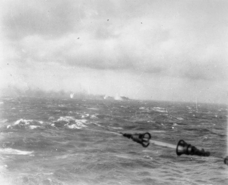 El DKM Bismarck en llamas y hundiéndose en la mañana del 27 de mayo de 1941. En la fotografía, tomada desde uno de los buques británicos que le dieron caza, se observa el humo procedente del acorazado alemán y los impactos de los obuses