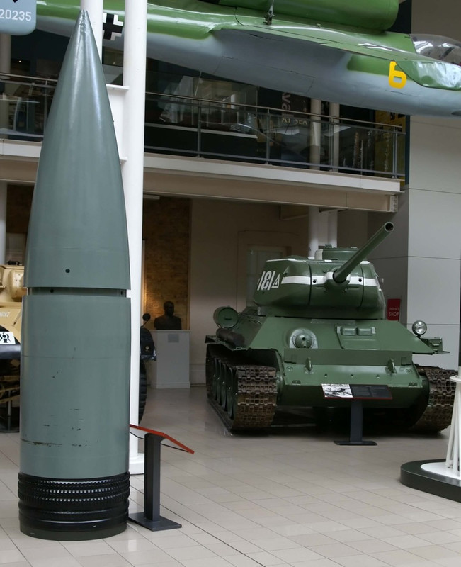 Un proyectil de 800 mm junto a un blindado soviético T-34-85 del Imperial War Museum de Londres