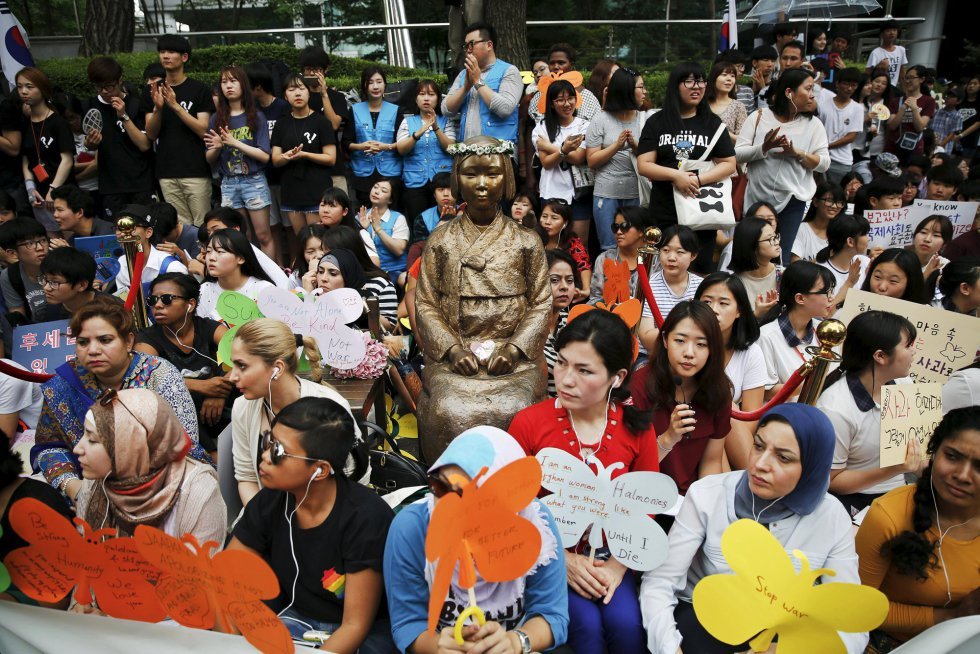 Los manifestantes se sientan alrededor de una estatua de una mujer de solaz el pasado 22 de julio. La protesta se celebró para exigir una disculpa y una compensación por parte del Gobierno japonés por el daño causado a estas mujeres