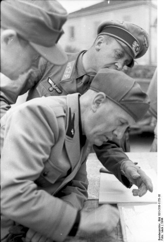 Benito Mussolini se entrevista con generales alemanes en 1944
